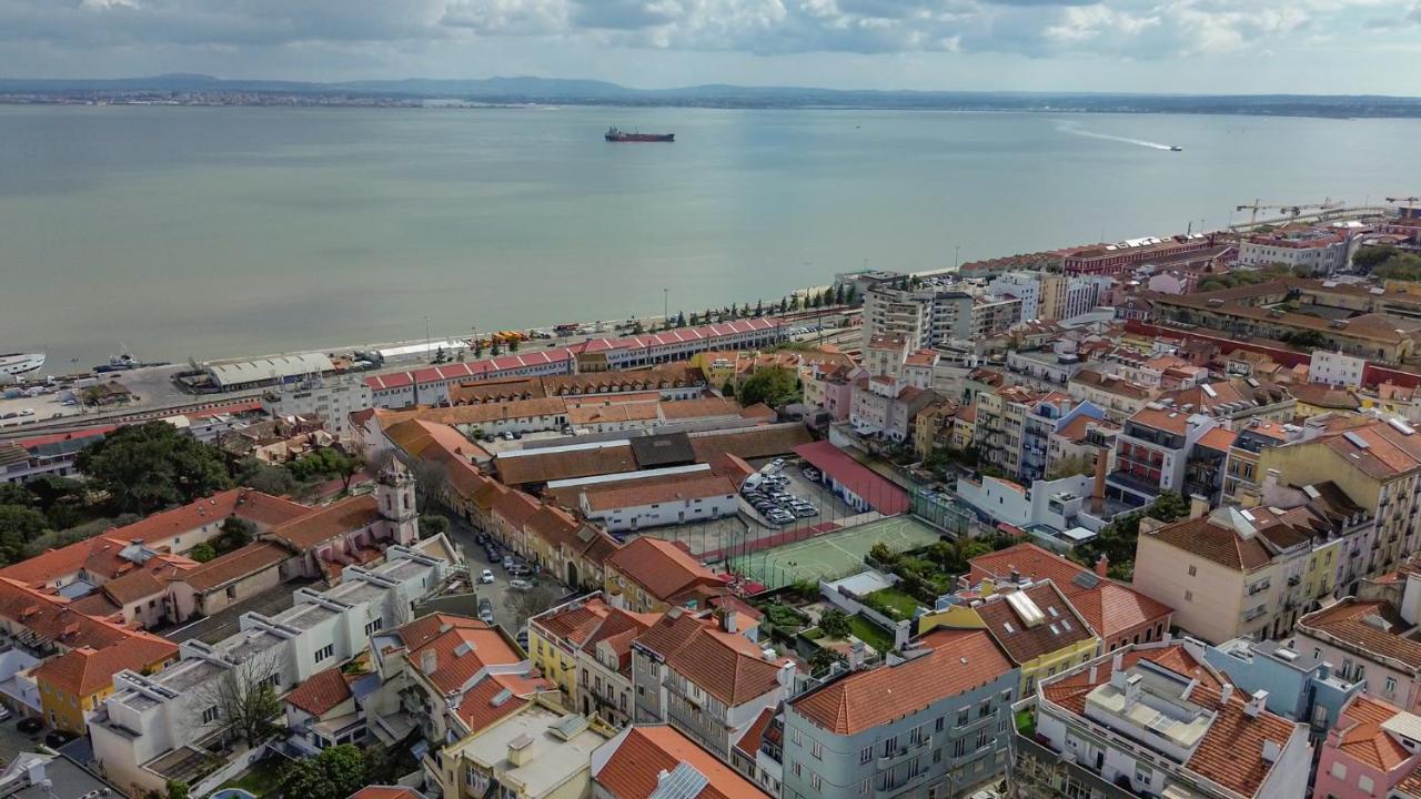 Cortes Apartment in Lisbon Historic Neighborhood - 3