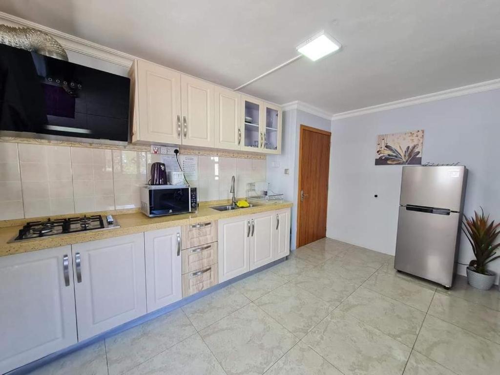 2BR Beach Apartment 3min Walk to Flic en Flac Beach with Pool Balcony AC - 5