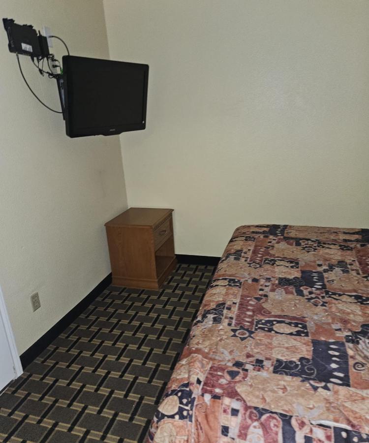 Economy Inn — photo 12
