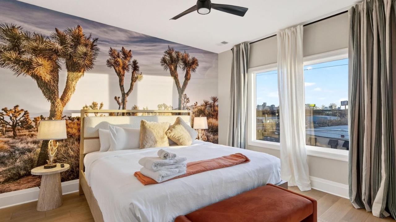 The Lodge Girls Night Out by AvantStay Sleeps 24 2 Homes Hot Tub Rooftop Lounge Karaoke Near Downtown - 5