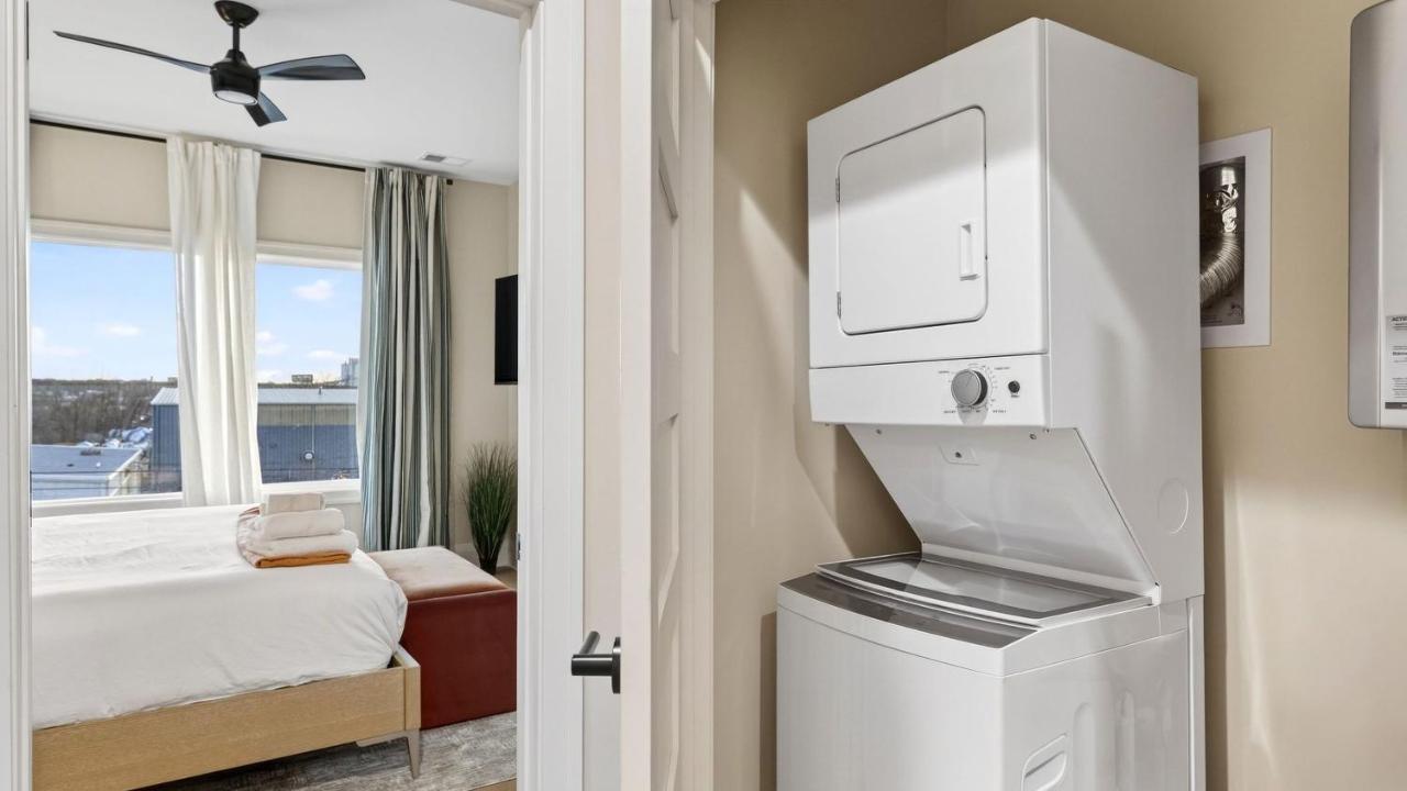 The Lodge Girls Night Out by AvantStay Sleeps 24 2 Homes Hot Tub Rooftop Lounge Karaoke Near Downtown - 2