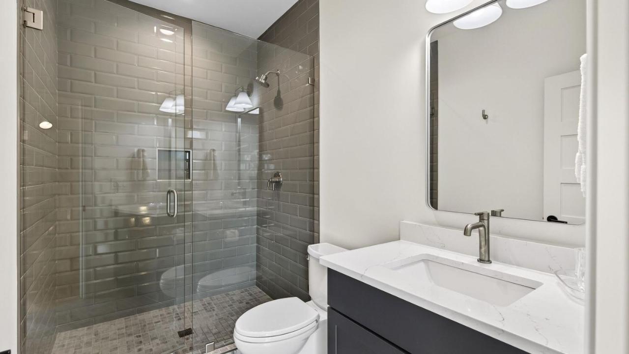 The Lodge Girls Night Out by AvantStay Sleeps 24 2 Homes Hot Tub Rooftop Lounge Karaoke Near Downtown - 3