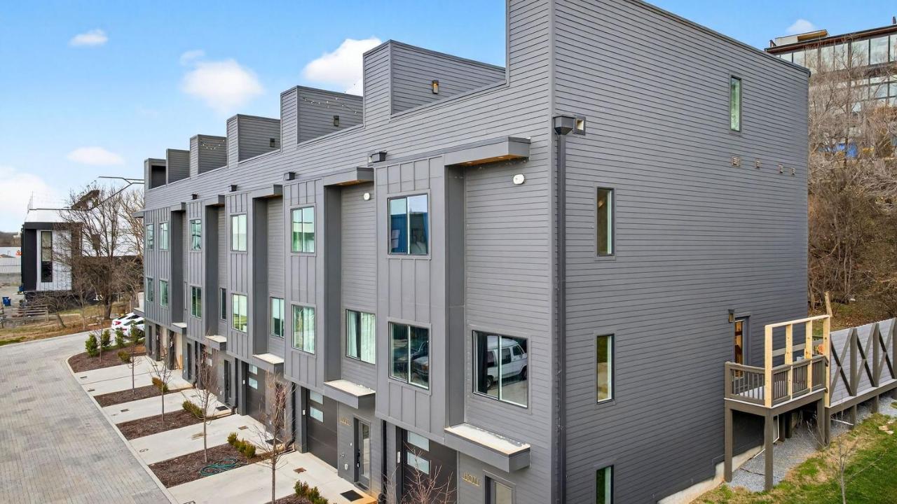 The Lodge Girls Night Out by AvantStay Sleeps 24 2 Homes Hot Tub Rooftop Lounge Karaoke Near Downtown - 4