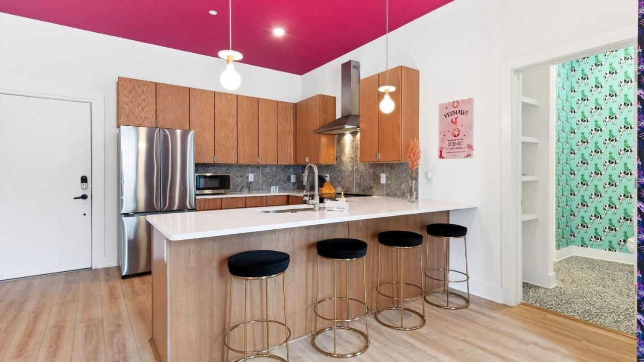 Cosmic Cowgirl by AvantStay Pink Western-Themed Condo Rooftop Lounge Near Downtown Nashville - 4