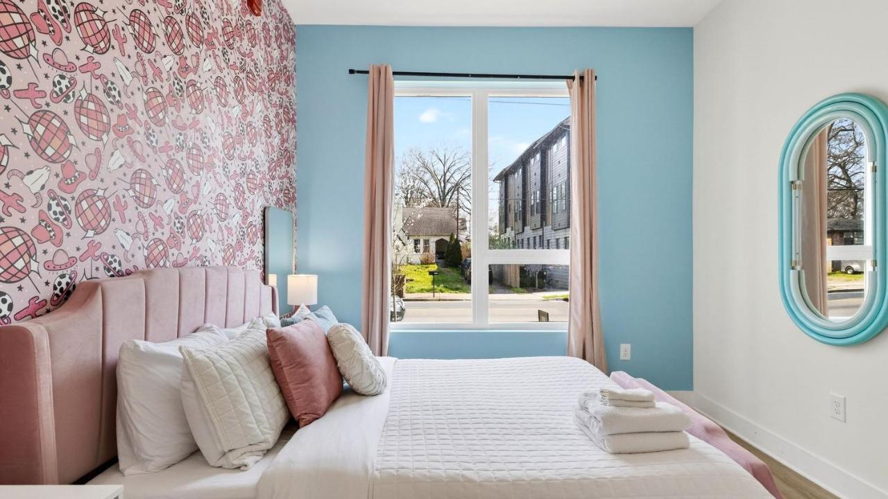 Cosmic Cowgirl by AvantStay Pink Western-Themed Condo Rooftop Lounge Near Downtown Nashville - 2