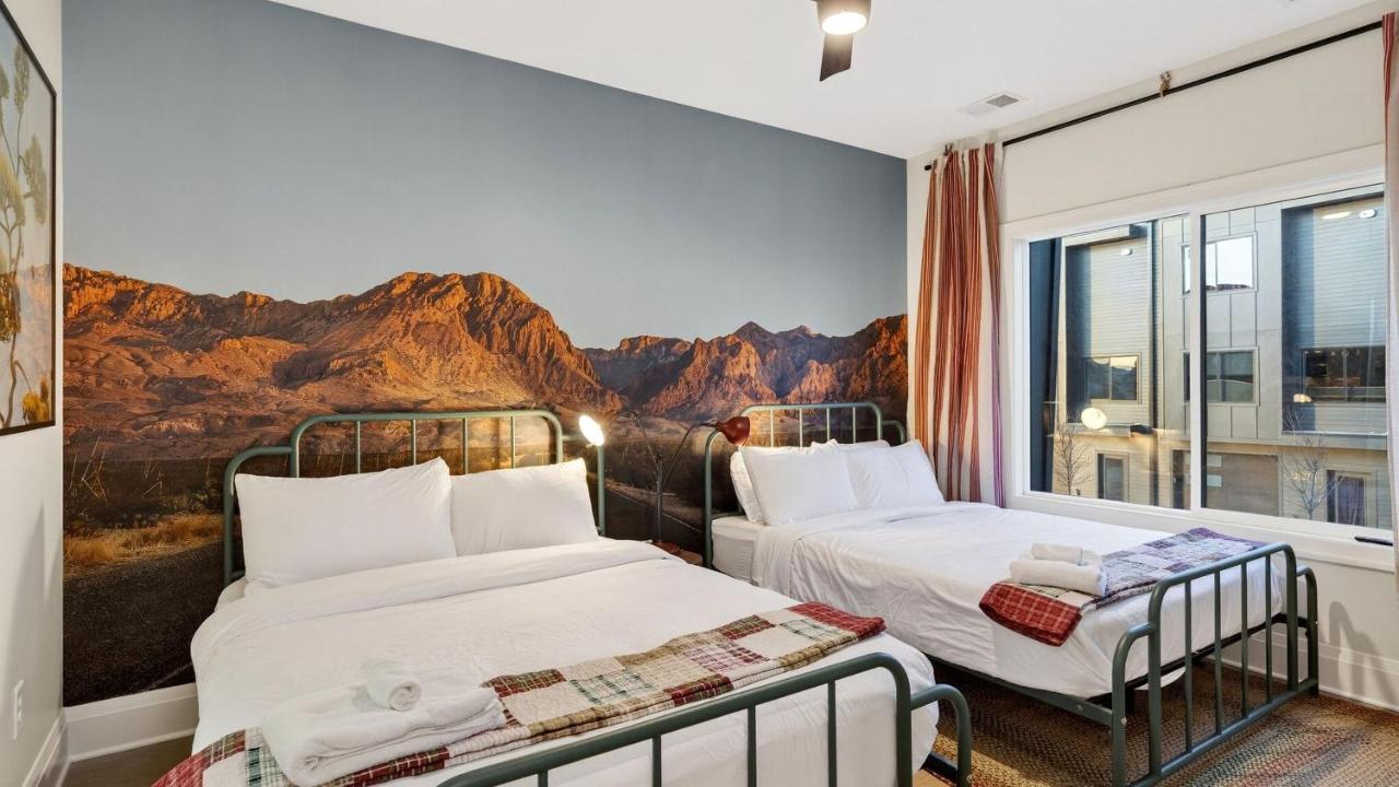 The Lodge That ’70s Show by AvantStay Two Stylish Condos Hot Tub Rooftop Lounge Near Downtown - 5