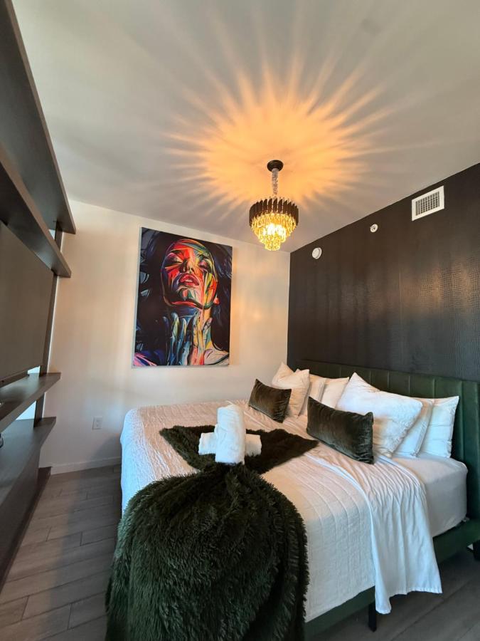 Luxury chic Miami studio - 2