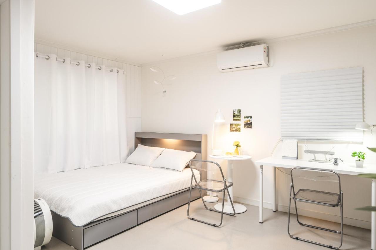 Serene Gray Retreat - 8 min walk from the subway station - 2