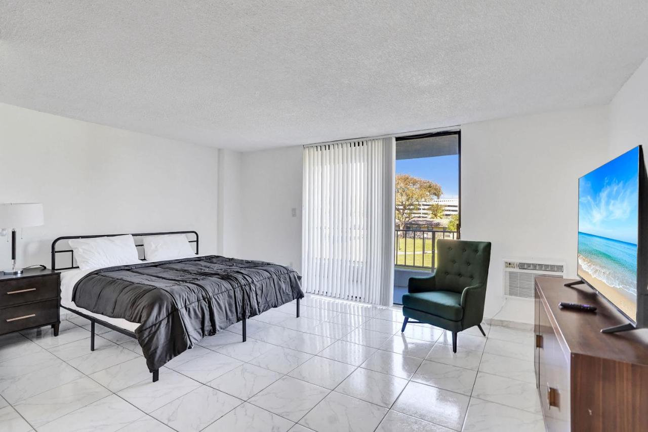 Cozy Miami Gardens Studio King Bed & Tub - 208