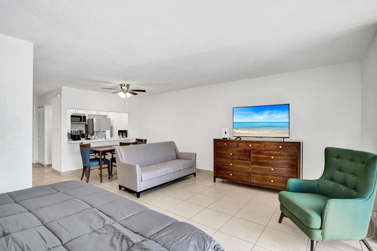 Modern Miami Studio w King & Tub - 205 - 4