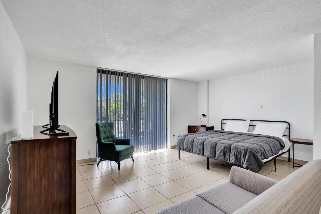 Modern Miami Studio w King & Tub - 205