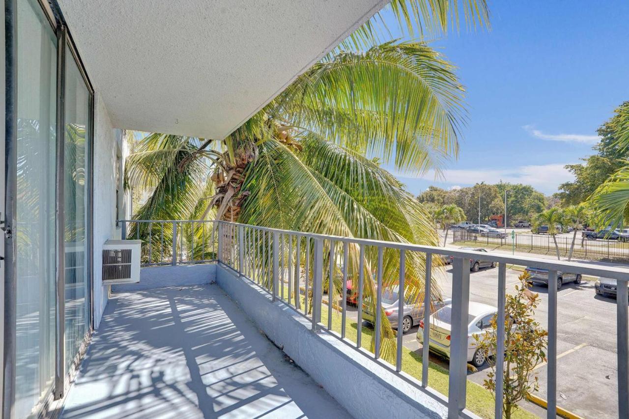 Modern Miami Studio w King & Tub - 205 - 5