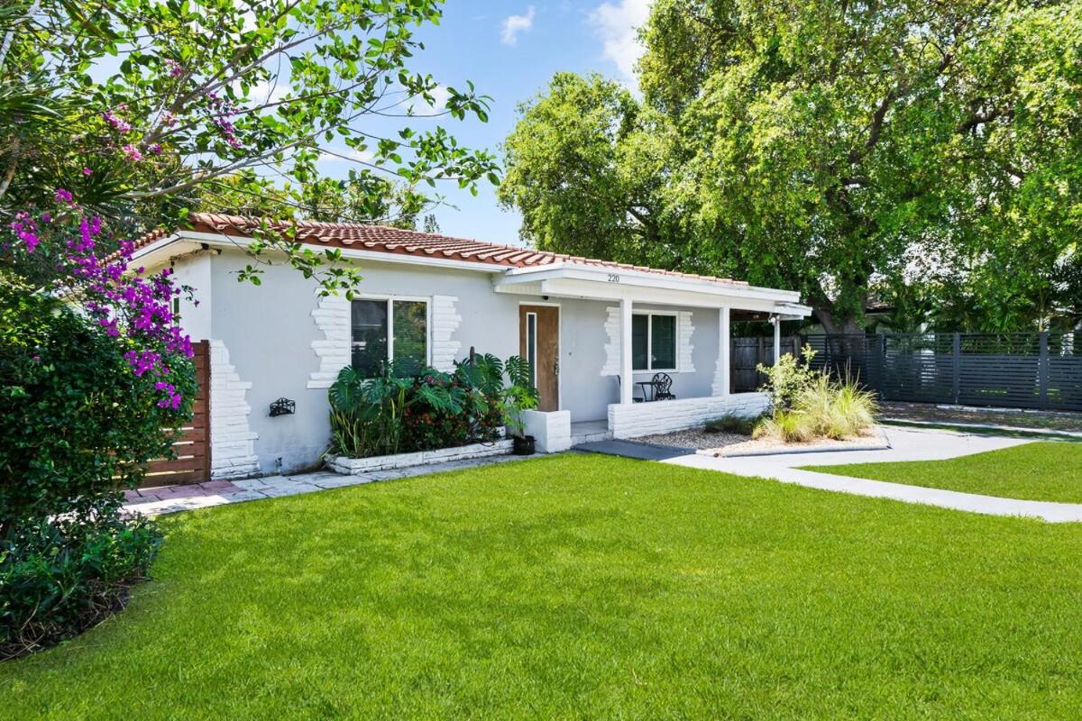 Wynwood Cabana Spacious and Modern Home with New Furniture and Hot Tub - 4