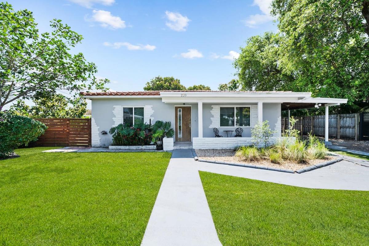Wynwood Cabana Spacious and Modern Home with New Furniture and Hot Tub