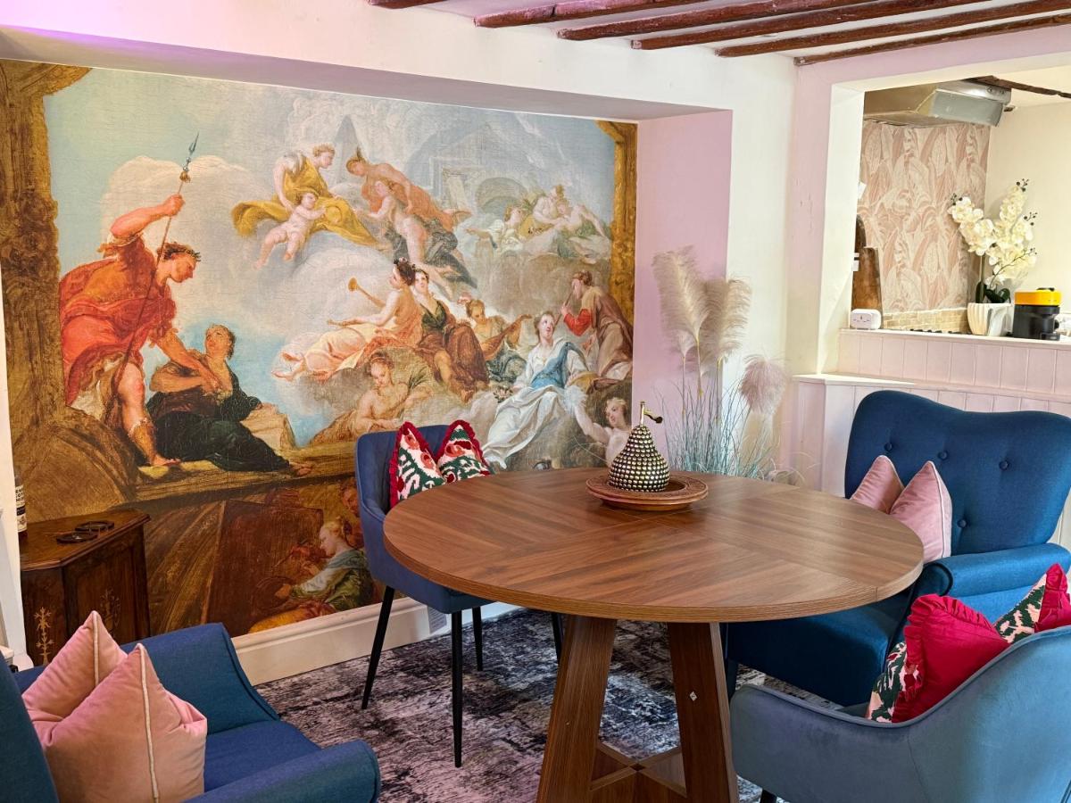 Heron Stays Bath- Historic Pub Retreat, 4 Spacious Bedrooms, Original Beams, Parking, Sleeps 9, 3 Miles to Bath Central