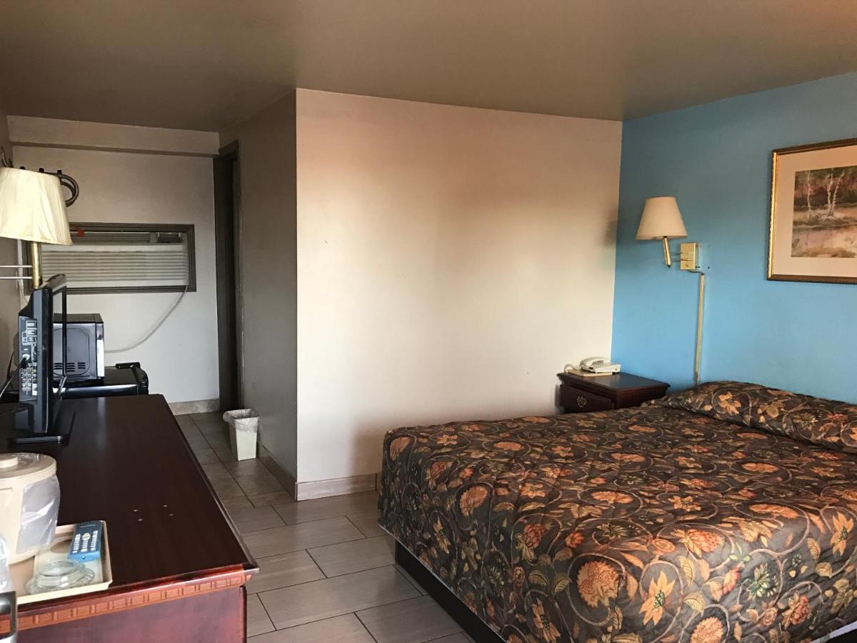 HWY Express Inn & Suites — photo 8