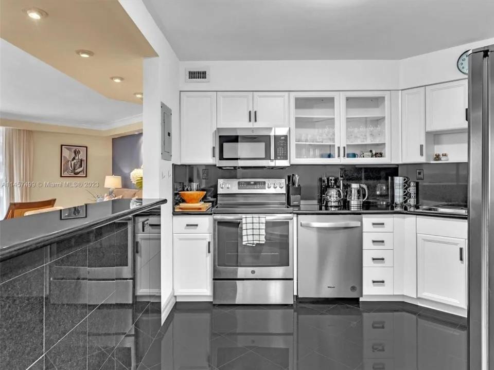 Spacious 2BR Oceanfront Condo with Beach Access - 4