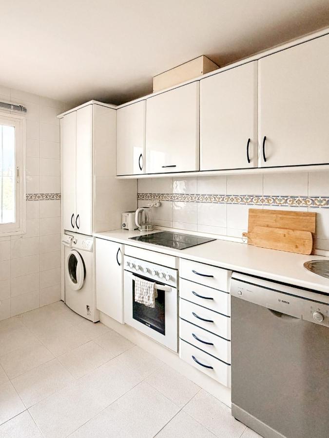 Costa del Sol Apt, Pool & Terrace & Beach Walk - 5