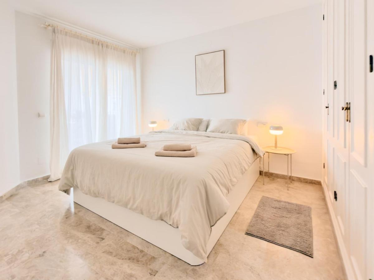 Costa del Sol Apt, Pool & Terrace & Beach Walk - 2