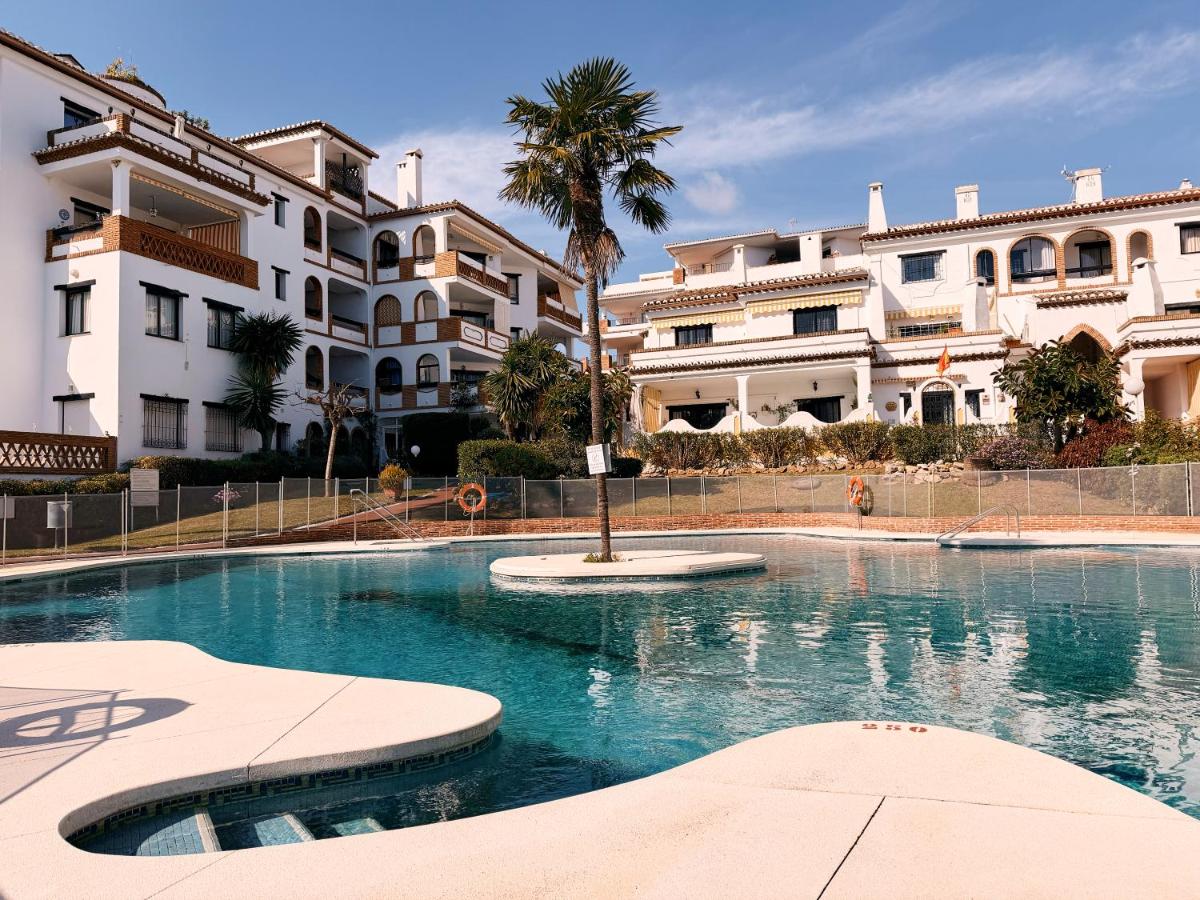 Costa del Sol Apt, Pool & Terrace & Beach Walk