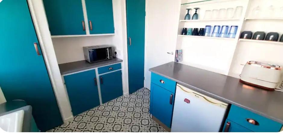 Spacious King Room near Victoria - Zone 1 - 4