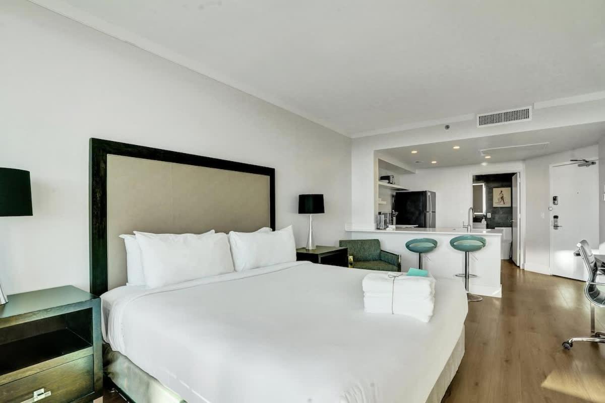 The Arya Escape 20th Floor 2BR with Kitchen - 3