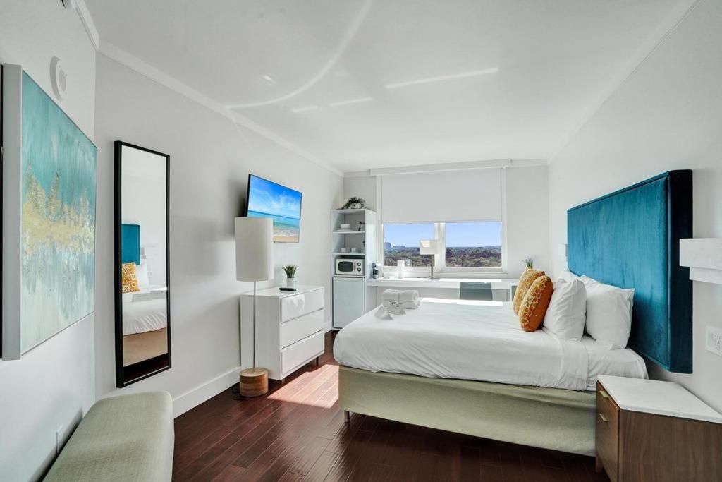 Bright Spacious 2BR Miami Retreat Balcony View - 3