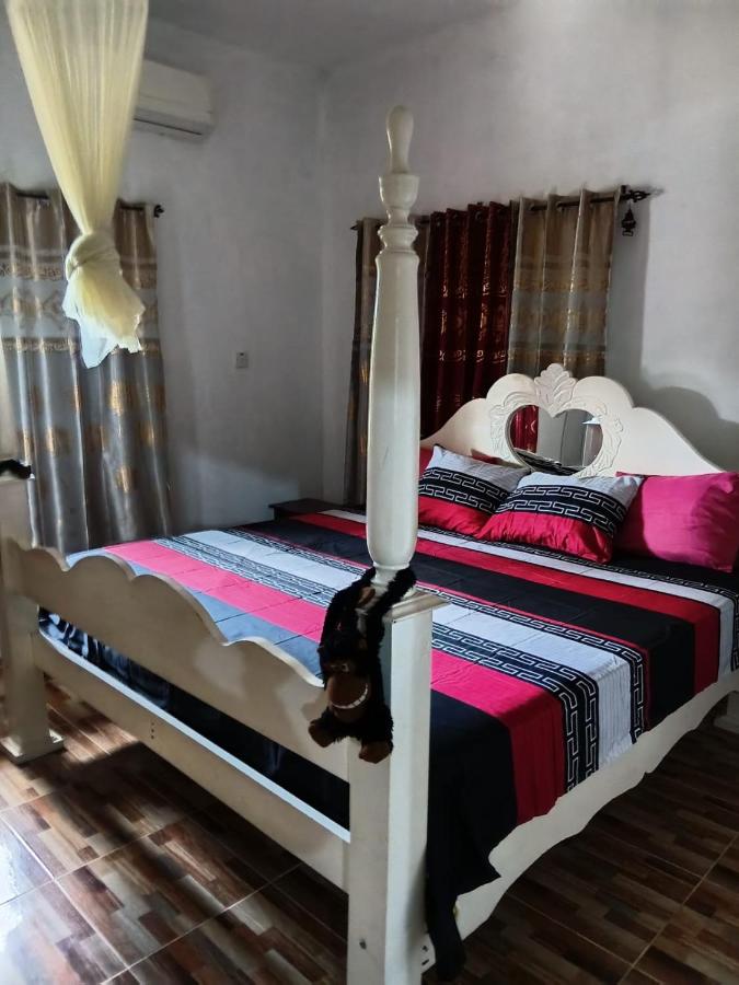 The Gibson's Palace - 2