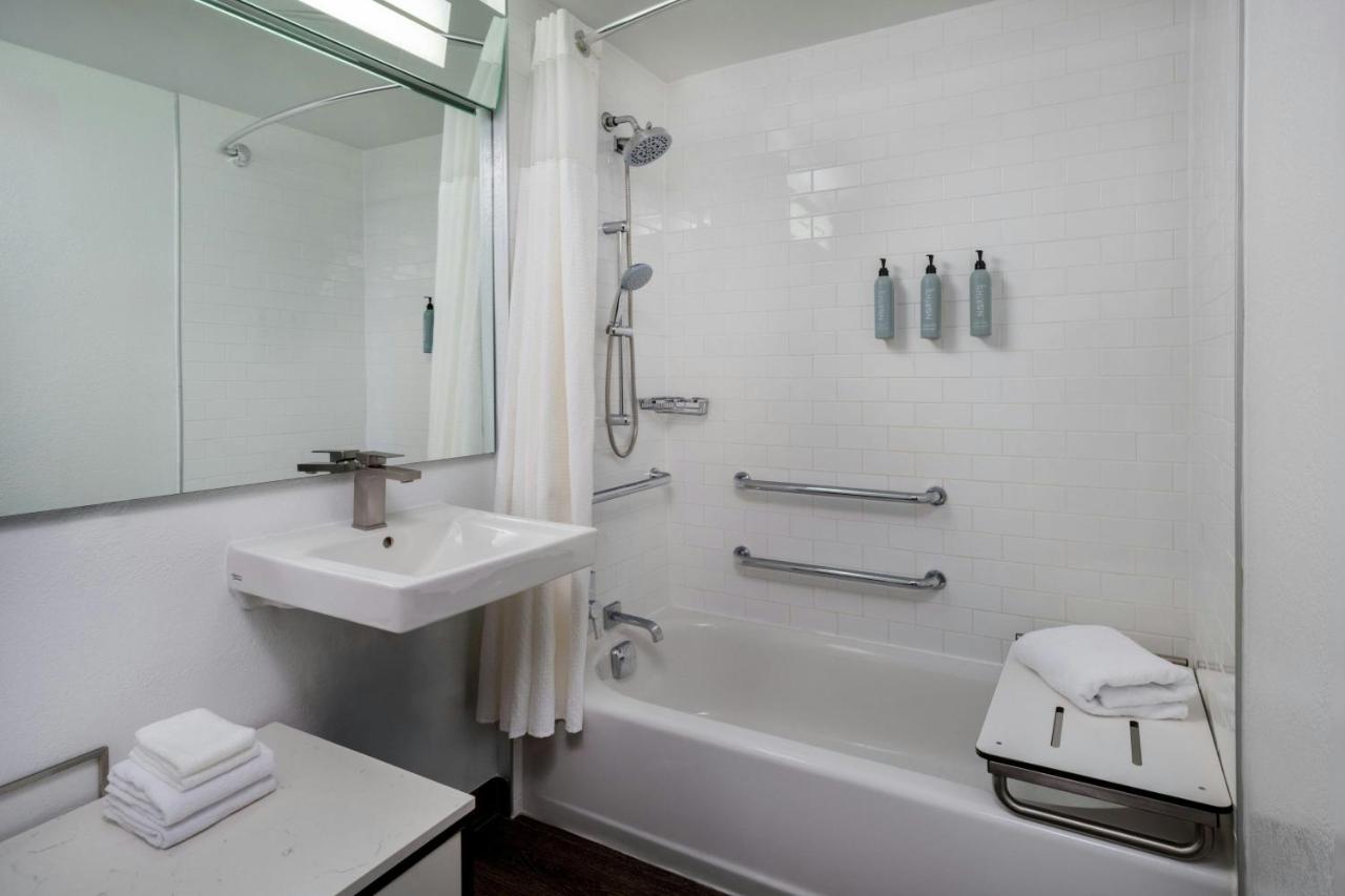 Courtyard Miami Beach South Beach - 3