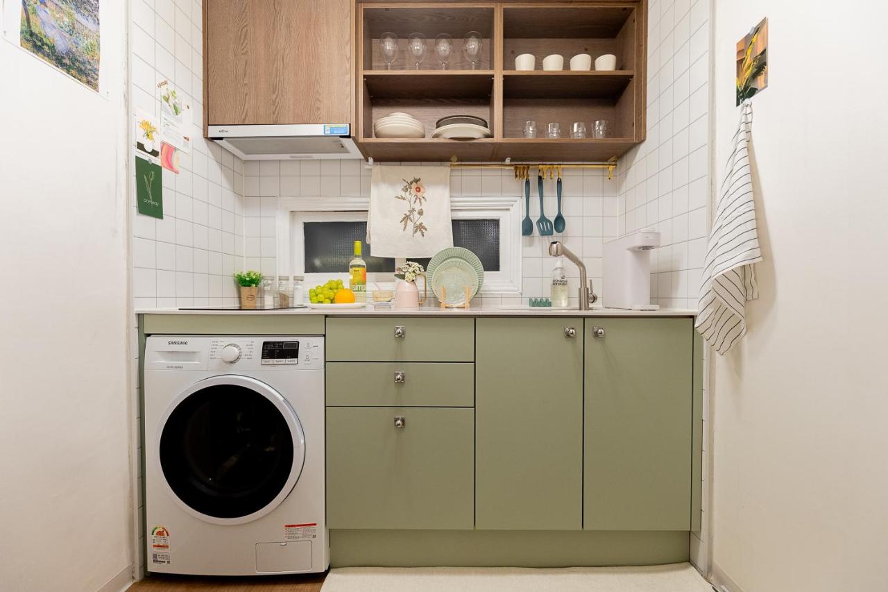 Refresh Seongsu 2BR House with Dining Room for 5 Near Seoul Forest Station - 3