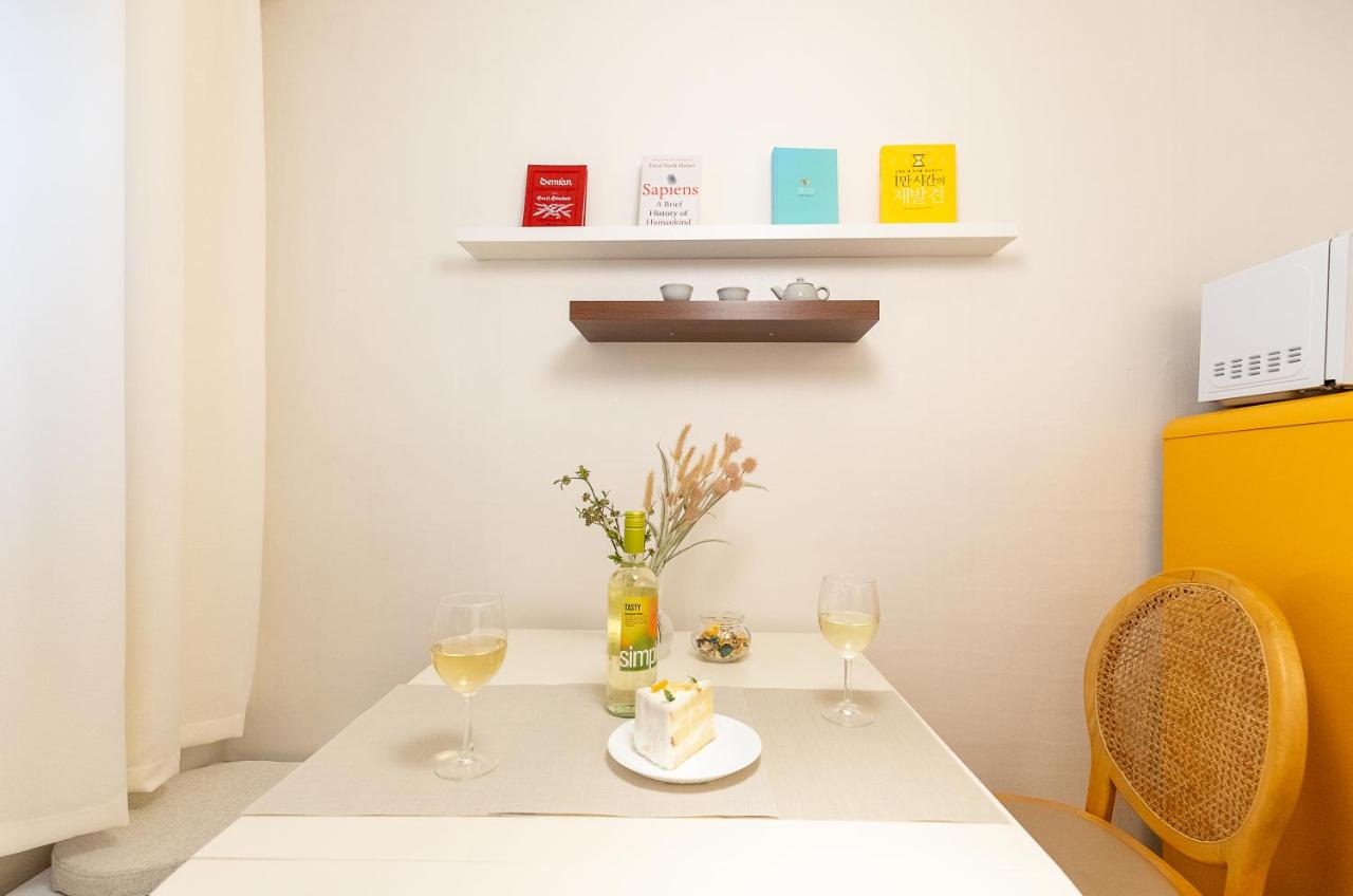 Refresh Seongsu 2BR House with Dining Room for 5 Near Seoul Forest Station - 4