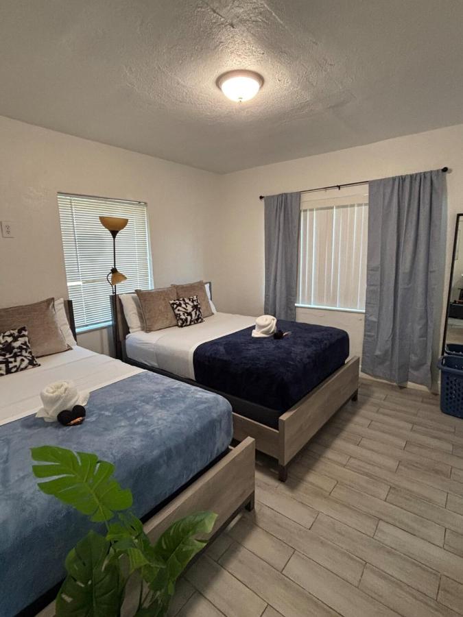 2BR with Backyard Near Airport & Design District - 2