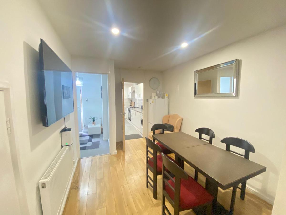 London Luxury House with 5 Bedrooms - 4