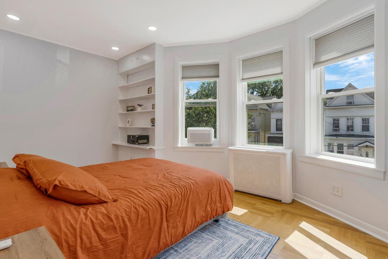 Parkside 3BR 1BA Apt Private Deck Minutes to NYC - 2