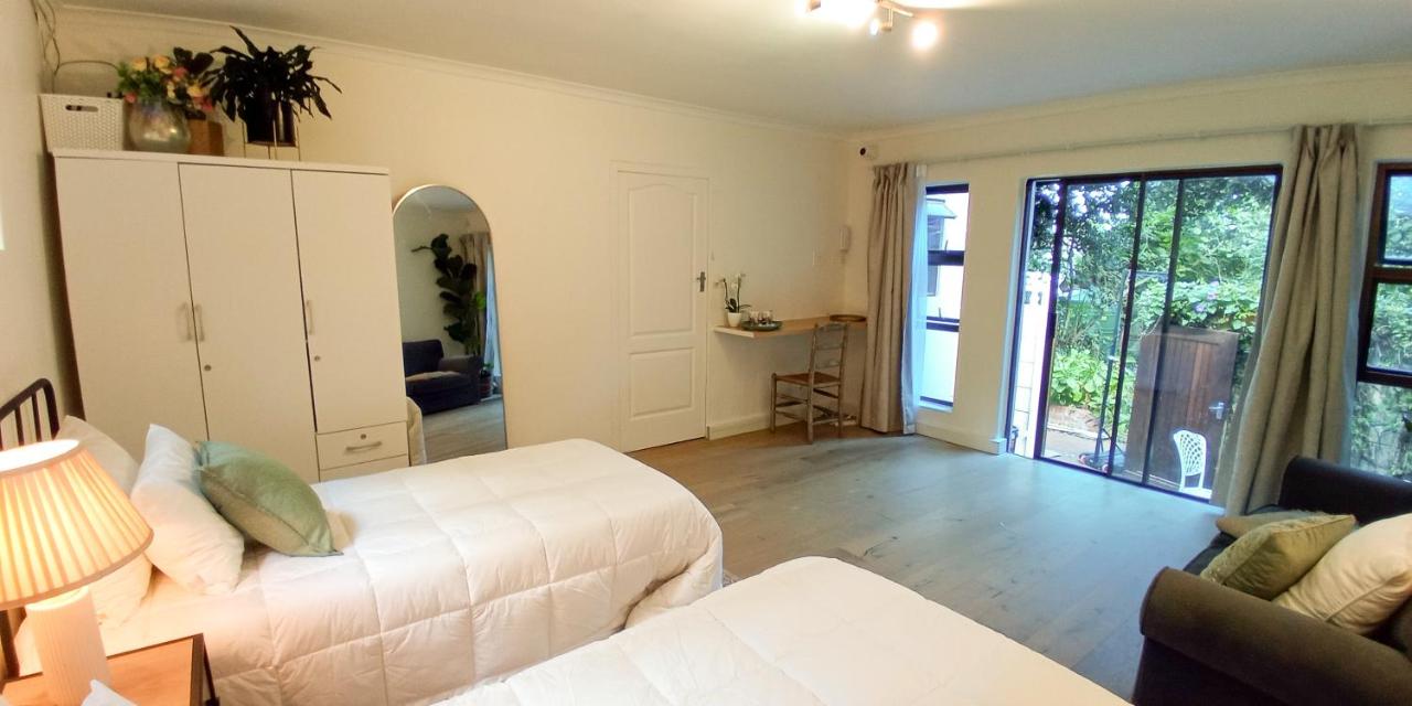 Private garden cottage in Wynberg with separate entrance, secure parking, and easy access to Main Road, shops, and restaurants - 5