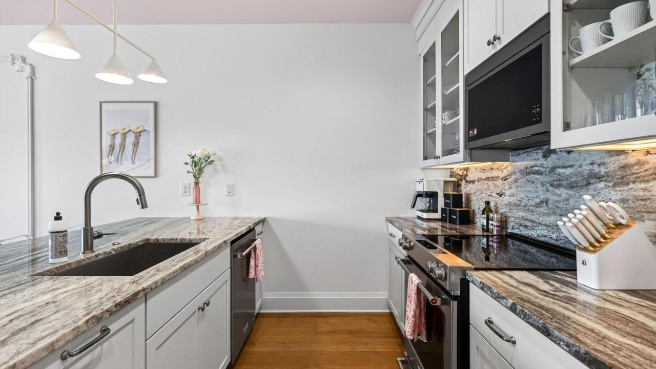 Katie Hill Collection by AvantStay Rooftop Lounge Karoke and Games Hot Tub Near Downtown - 3