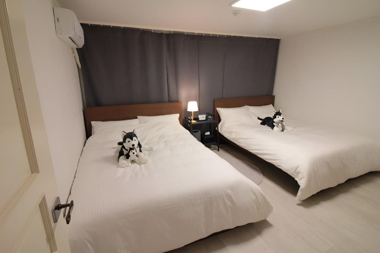 5 Min walk from Hongik Univ Exit3 2 Room, 3 beds ,MAX 6 PPL, 2nd floor - 3