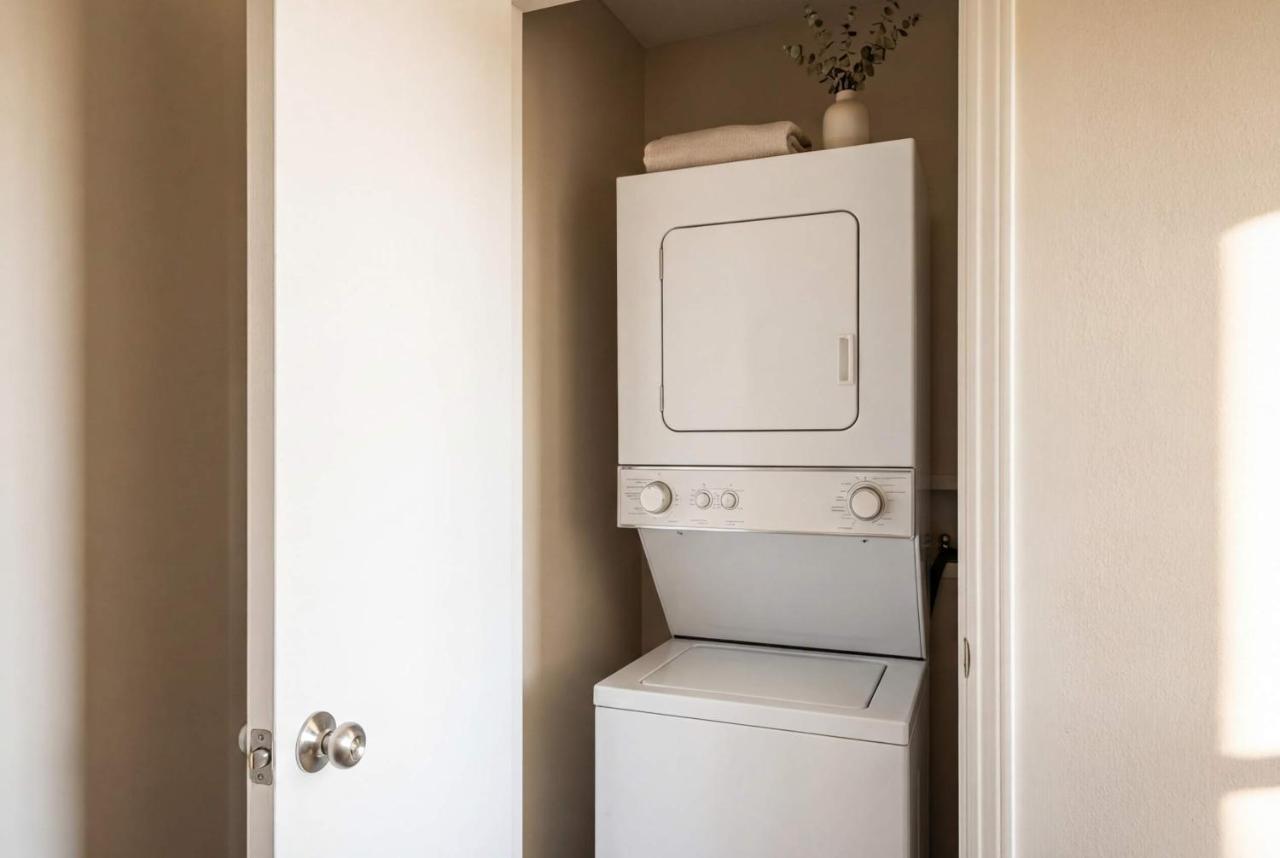 Chic King 1BR Downtown Access Pool Parking & Gym - 4