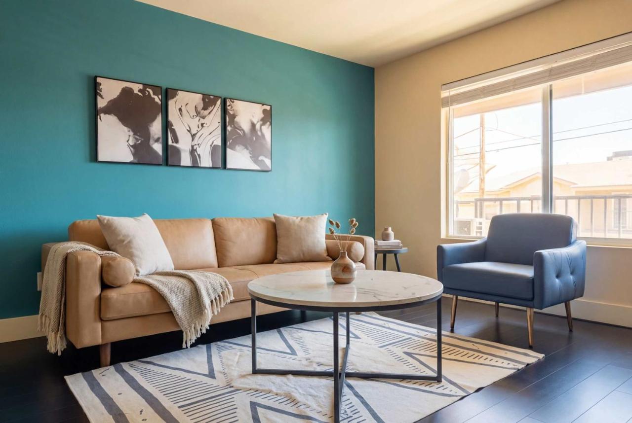 Chic King 1BR Downtown Access Pool Parking & Gym - 3