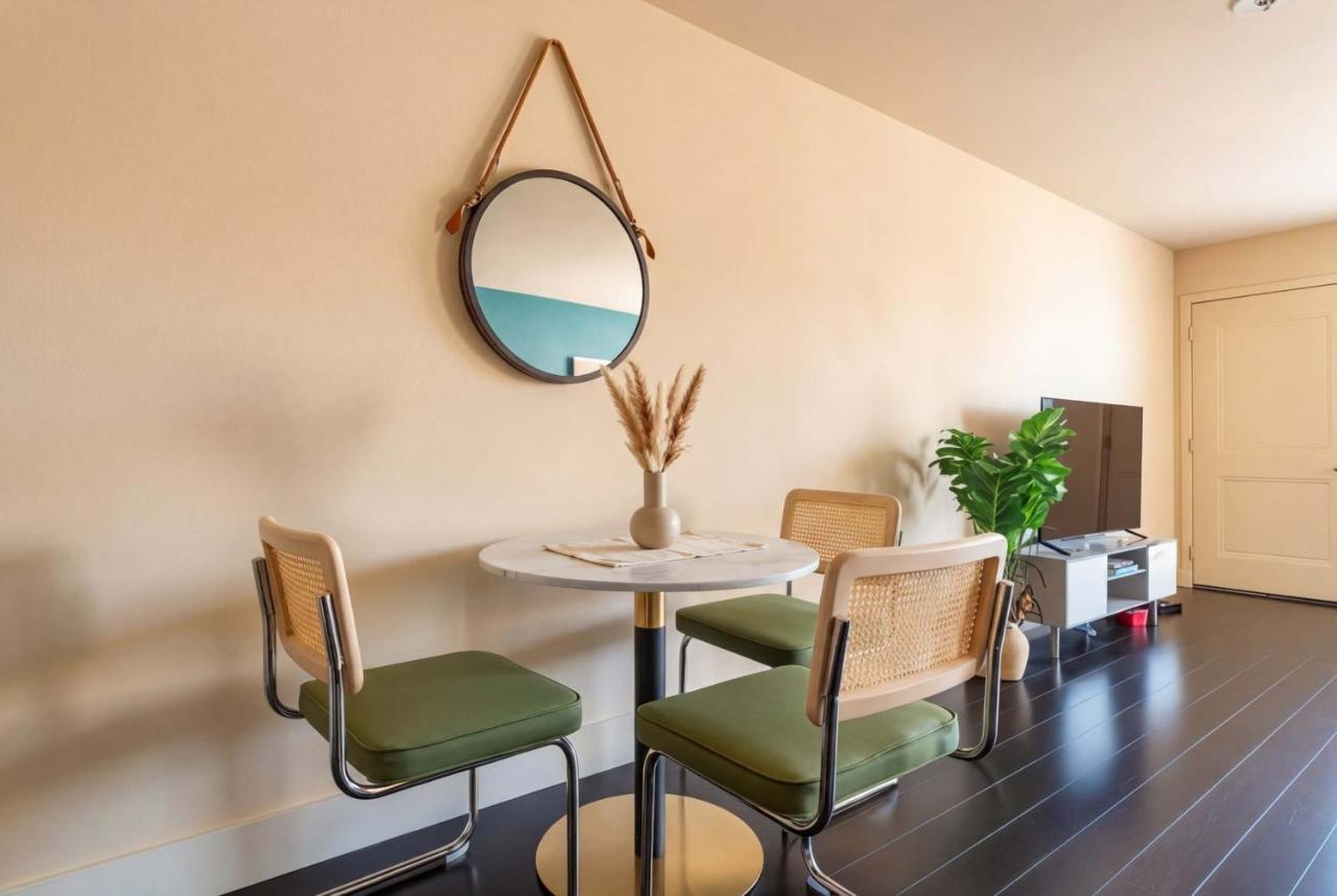 Chic King 1BR Downtown Access Pool Parking & Gym - 2