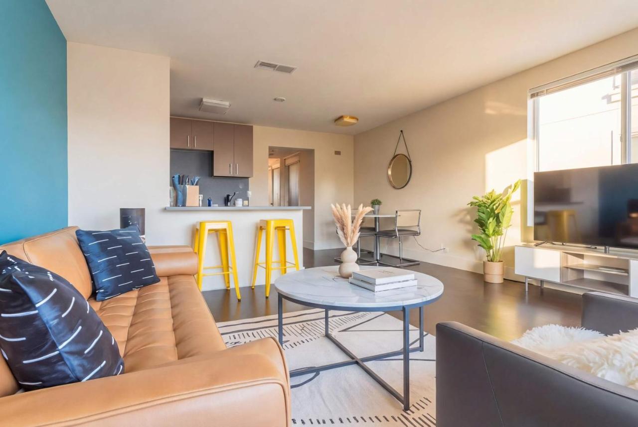 Chic King 1BR Downtown Access Pool Parking & Gym - 5