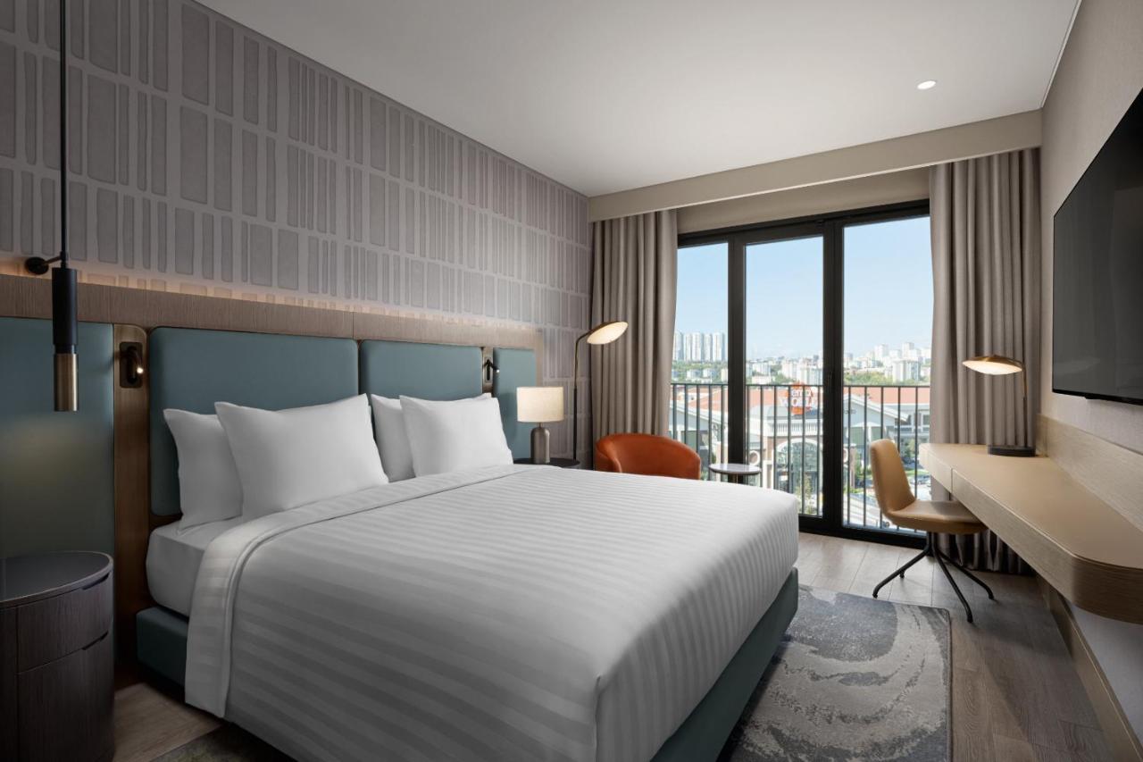 One-Bedroom Apartment with King Bed and Roll-In Shower - Tema View