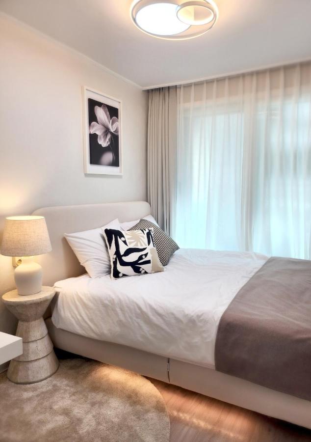 Newly opened 5 minutes from Hongdae Street 5 minutes from Hapjeong Station Premium Room for 6 People Luxury Dining Room Luggage Storage - 2