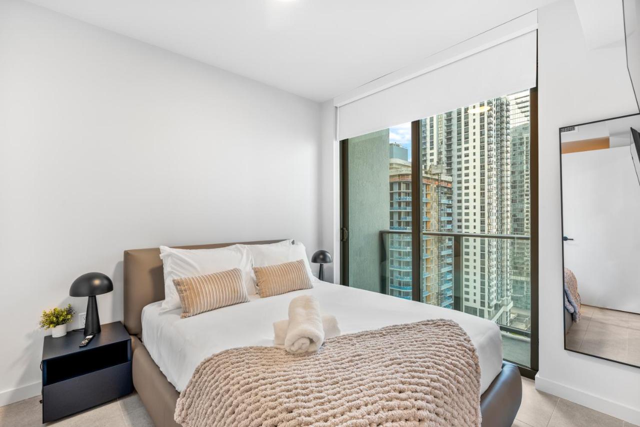 Stylish Condo w Den in the Heart of Downtown - 3