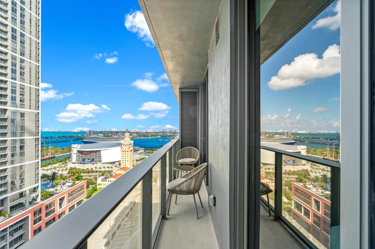 Stylish Condo w Den in the Heart of Downtown