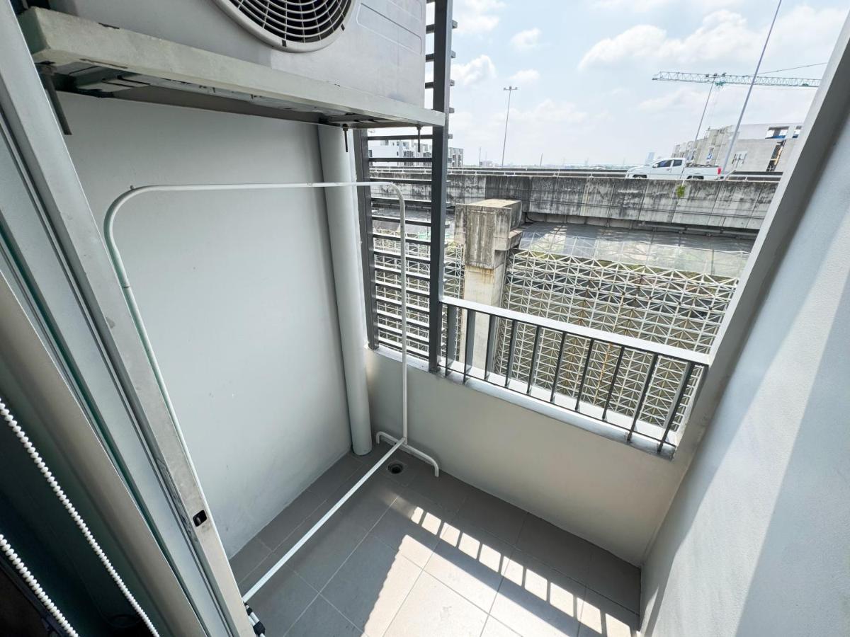 Pool Studio Near BTS Quiet Stay - 5