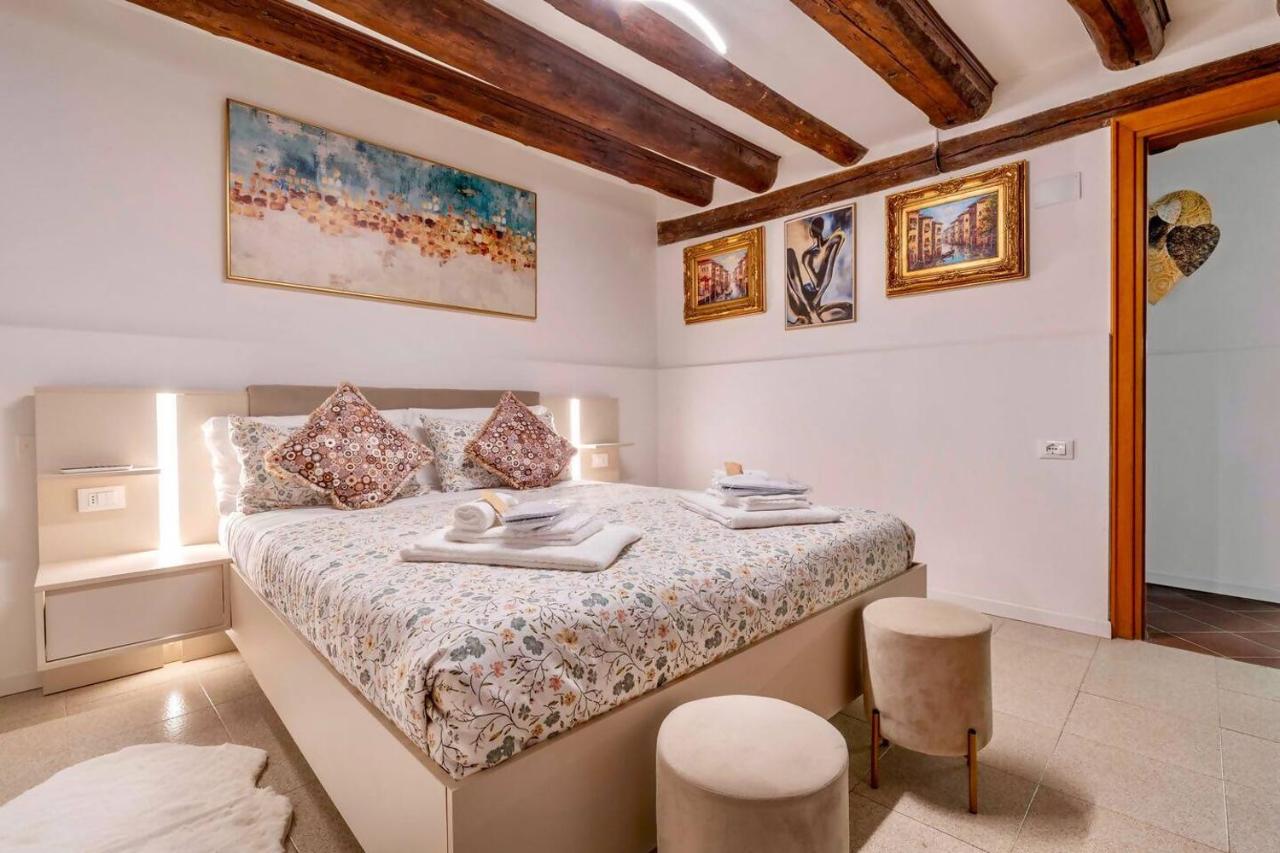 Pozzo d'oro apartment 1 canal view