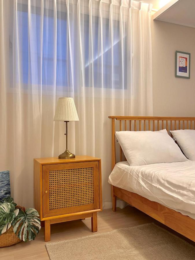 301 Newly Opened Yeonnam, Hongdae 5 minutes Airport bus Yeonhui Private 4-person room Wood-finished, bright space