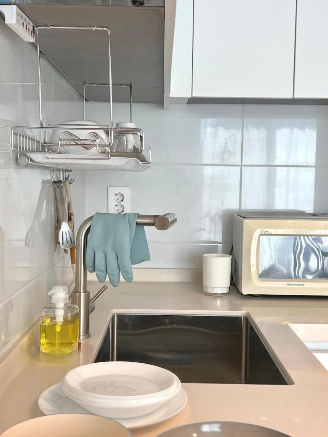 301 Newly Opened Yeonnam, Hongdae 5 minutes Airport bus Yeonhui Private 4-person room Wood-finished, bright space - 3