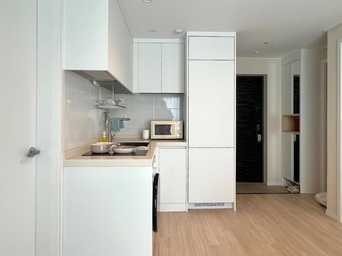 301 Newly Opened Yeonnam, Hongdae 5 minutes Airport bus Yeonhui Private 4-person room Wood-finished, bright space - 4